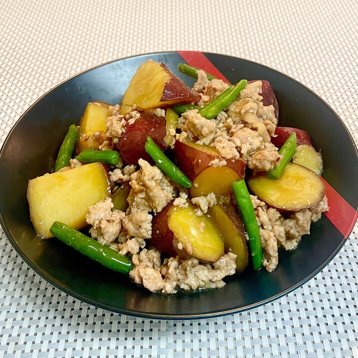 どこか懐かしい甘辛おかず♡サツマイモのそぼろ煮